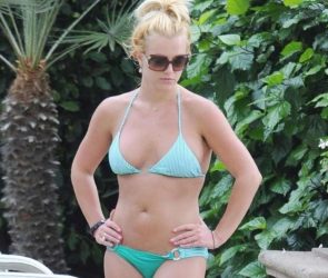 Britney Spears montre ses abdos dans un bikini