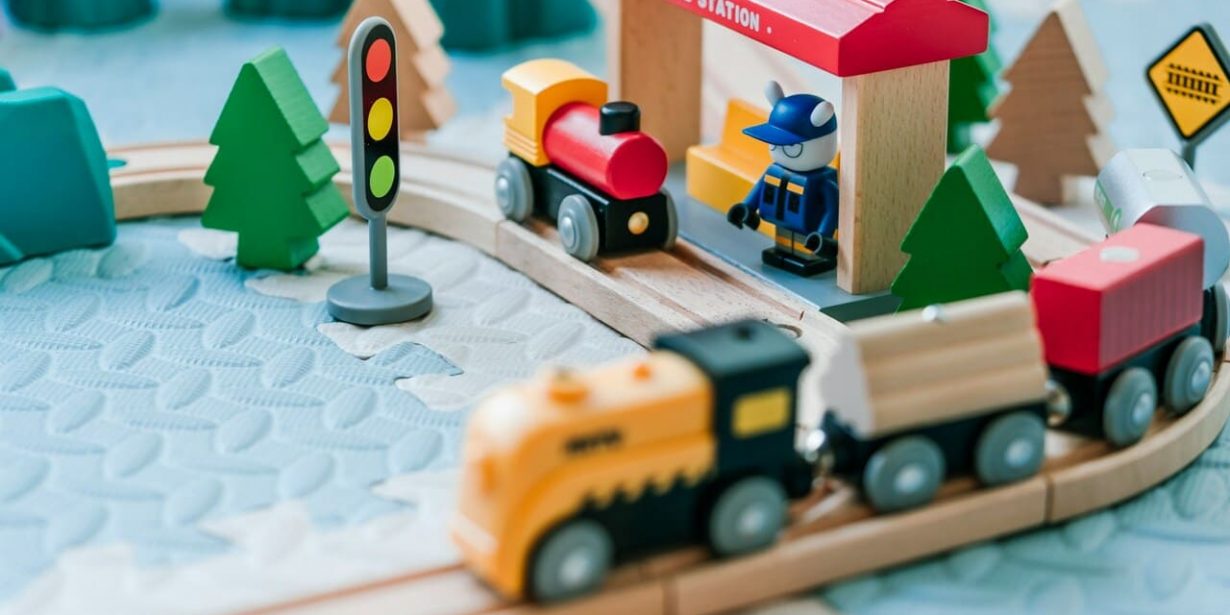 Des jeux simples avec un train en bois pour partager rires et créativité en famille