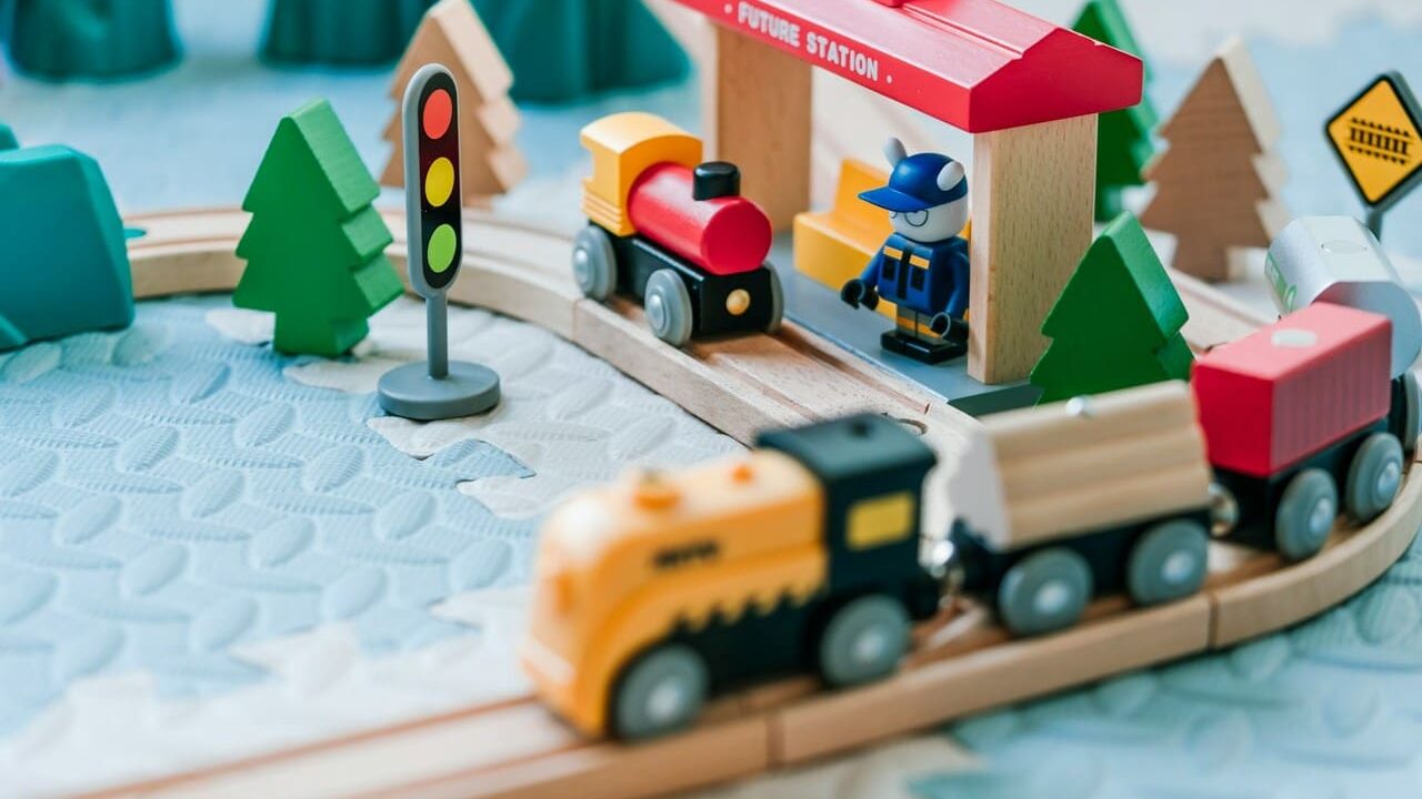 Des jeux simples avec un train en bois pour partager rires et créativité en famille