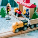 Des jeux simples avec un train en bois pour partager rires et créativité en famille