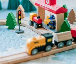 Des jeux simples avec un train en bois pour partager rires et créativité en famille