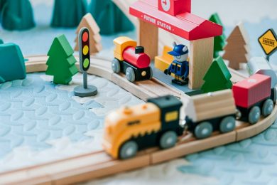 Des jeux simples avec un train en bois pour partager rires et créativité en famille