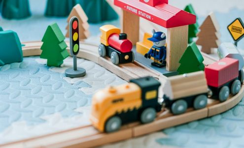 Des jeux simples avec un train en bois pour partager rires et créativité en famille