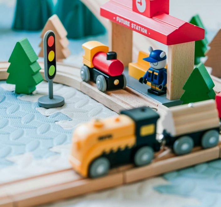 Des jeux simples avec un train en bois pour partager rires et créativité en famille