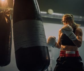 La boxe au féminin : un sport complet pour se dépasser et se tonifier