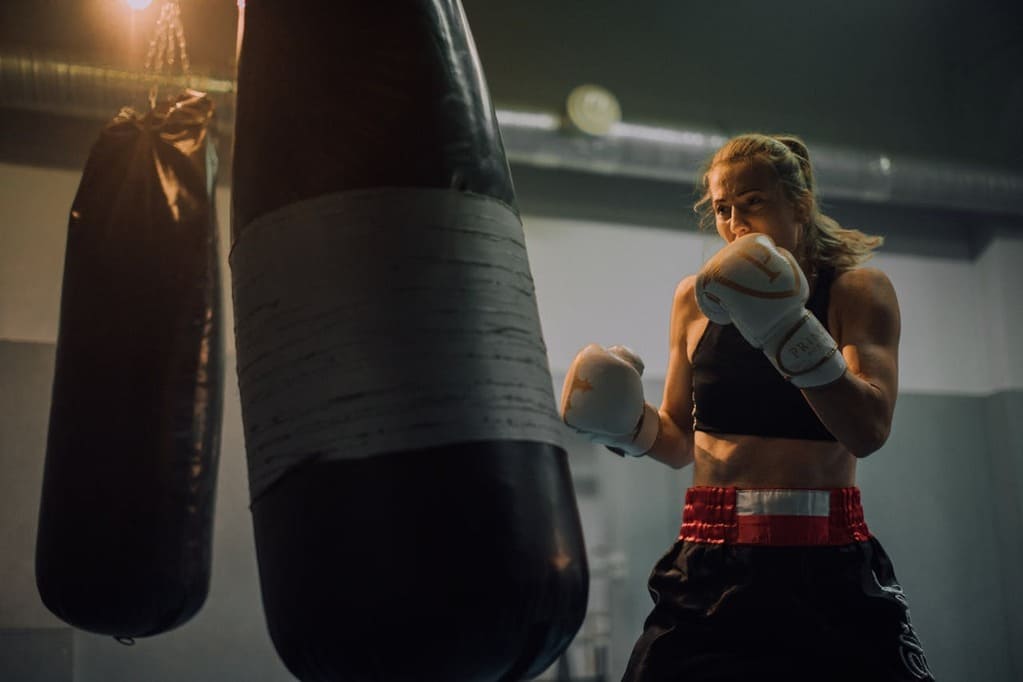 La boxe au féminin : un sport complet pour se dépasser et se tonifier